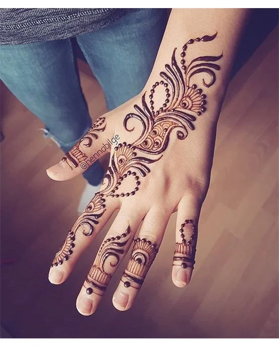 Trendy Lattice Back Hand Mehndi Design Effect